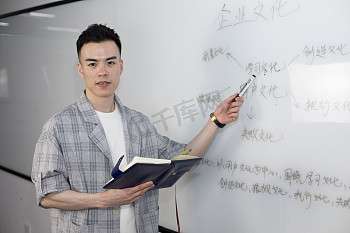杨幂红毯造型惊艳全场，网友为何集体沉默？——娱乐趣吧网独家解析